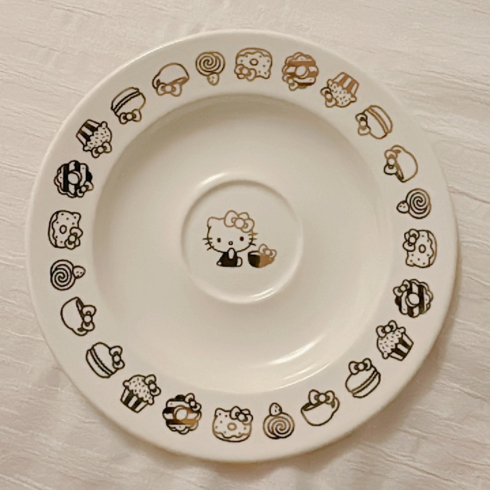 4 hello kitty small dishes for @808kuuipo
